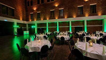 Eventlocation mit DJ und Ambientebeleuchtung