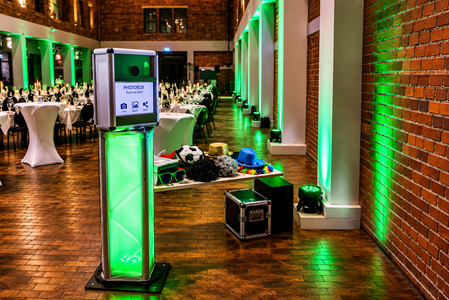 Eventlocation mit DJ und Ambientebeleuchtung